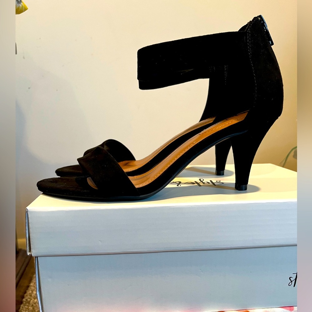 Style&Co Black Suede 7.5M Ankle Strap Heel, Open Toe Zip Back, Preowned